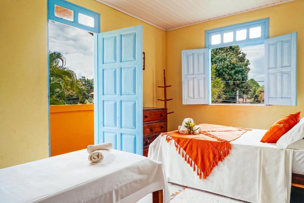 um quarto com 2 camas e uma porta aberta em Ganga Zumba Pousada & Hostel em Barra Grande