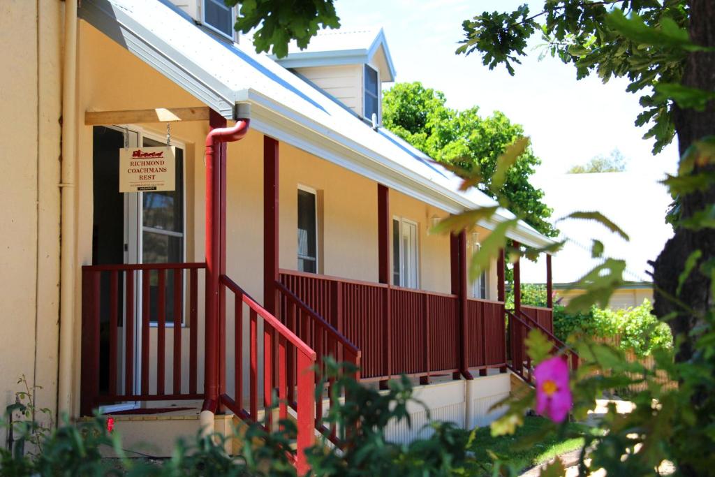 una casa con un porche delantero rojo y amarillo en Richmond Coachmans Rest, en Richmond