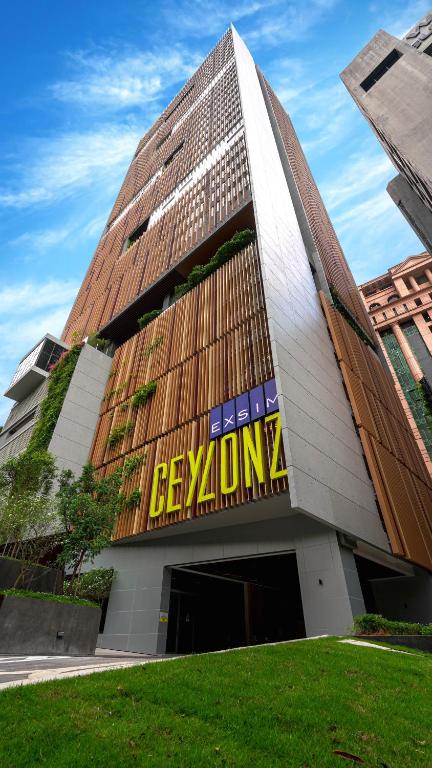 Un edificio con un cartel en el costado. en Ceylonz Suites by MyKey, en Kuala Lumpur