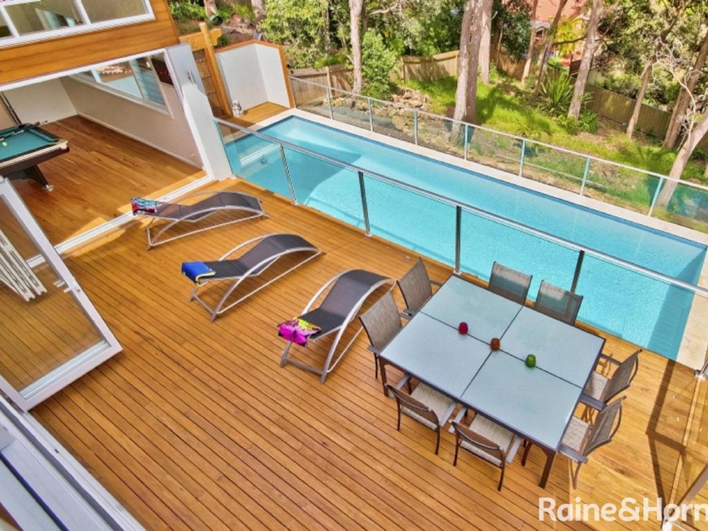 uitzicht op een terras met een zwembad bij Tranquil Beach House with Outdoor Decks and Pool in Avoca Beach