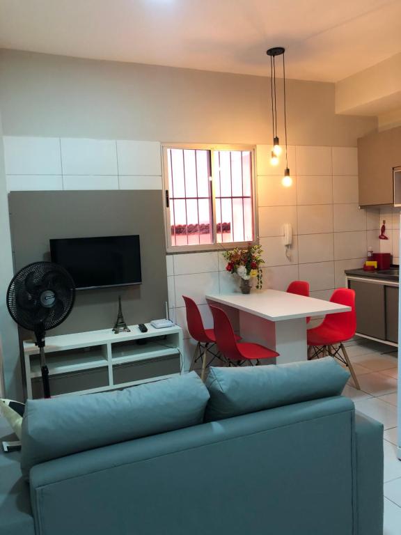 apartamento 04 super luxo, com garagem, vila-alta Crato في كراتو: غرفة معيشة مع أريكة وطاولة