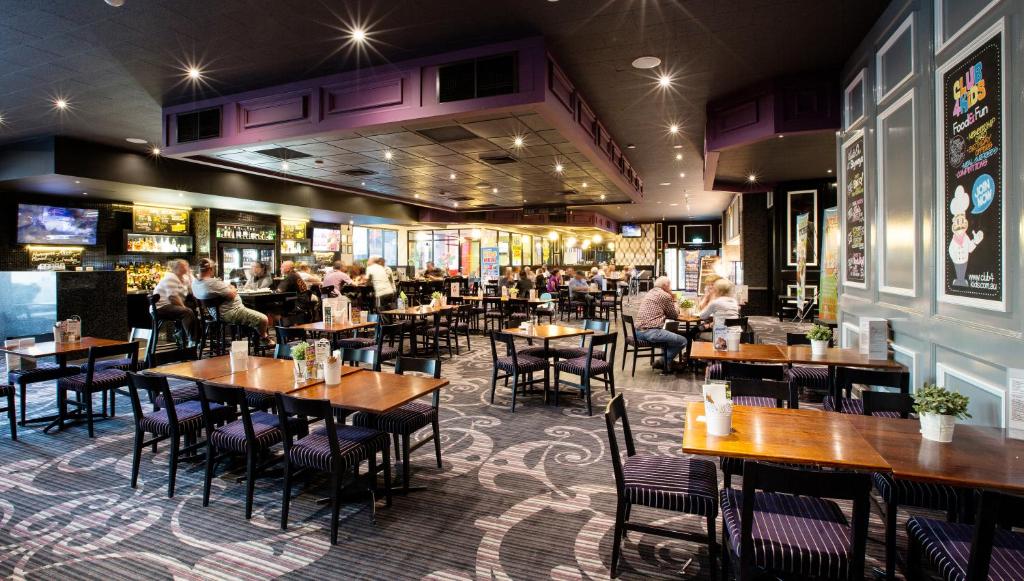 Nightcap at Skyways Hotel - Resim 4