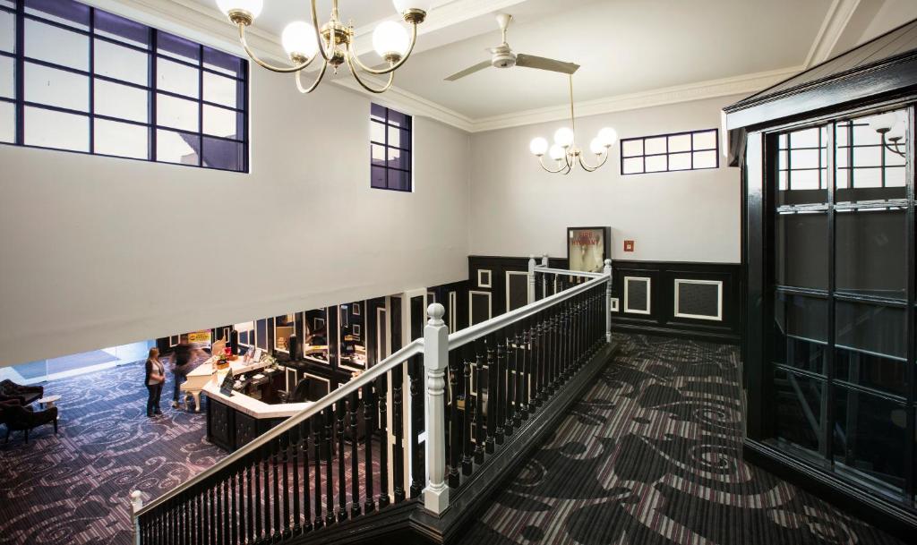 Nightcap at Skyways Hotel - Resim 40