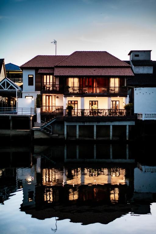 Výhled na řeku, která protéká v blízkosti bed and breakfast
