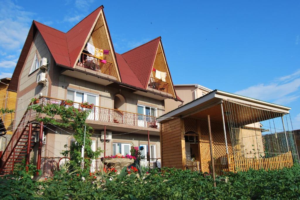 Casa con techo rojo y balcón en V Gostyakh u Kiss, en Sudak