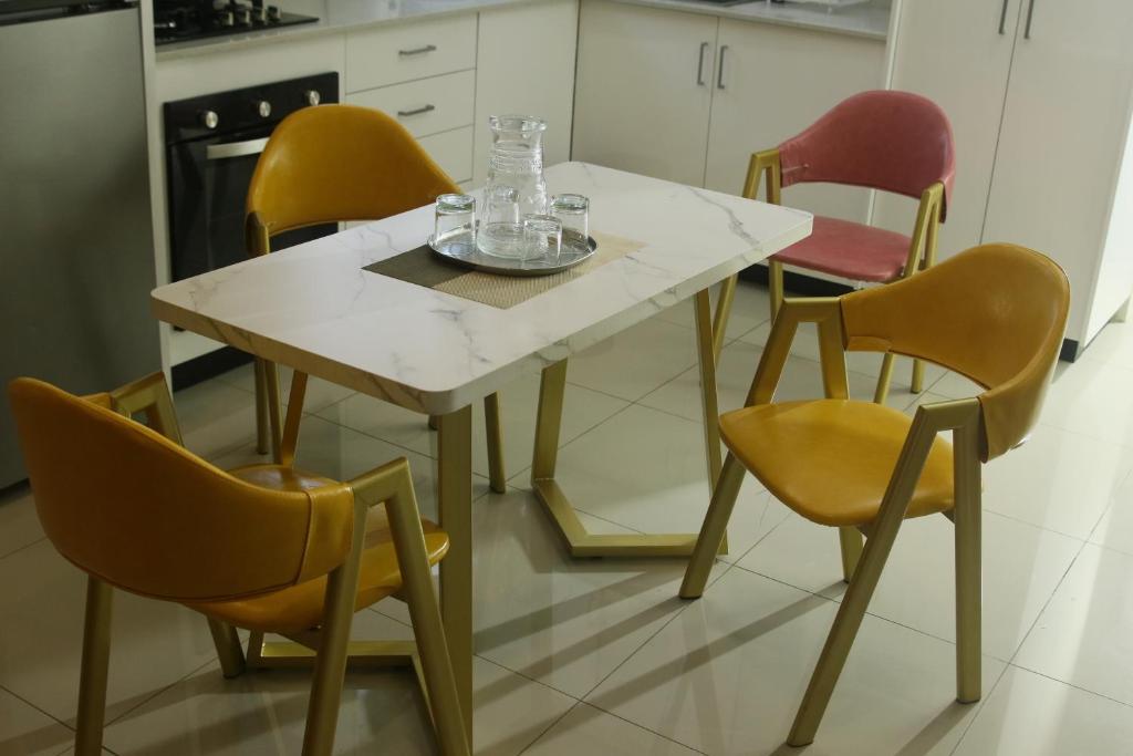 Kuchyň nebo kuchyňský kout v ubytování FIJI HOME Apartment Hotel