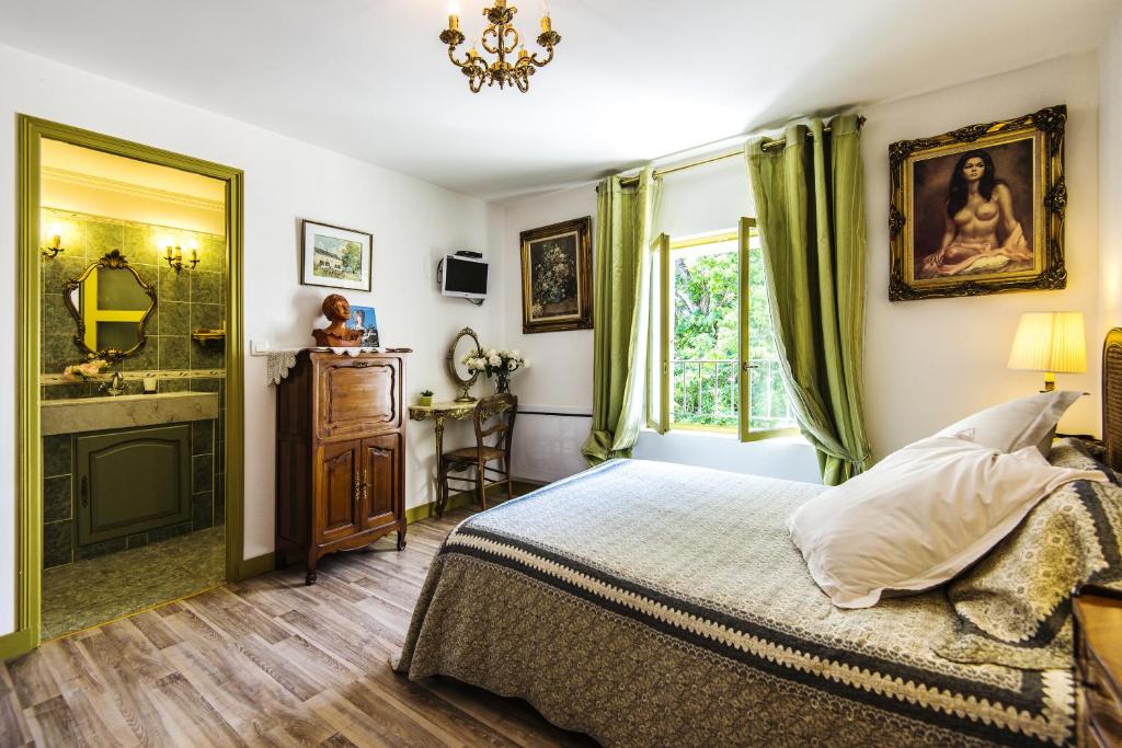 a bedroom with a bed and a mirror at Le Petit Domaine de Bois Avril in Étais-la-Sauvin