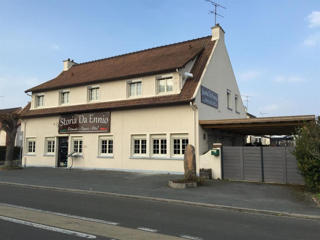 un bâtiment sur le côté d'une rue avec un garage dans l'établissement Storia Da Ennio, à La Verrière