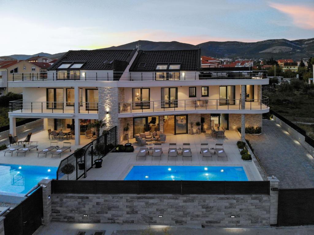 Výhled na bazén z ubytování Luxury Beachfront Villa Sea Queen - Kastela nebo okolí