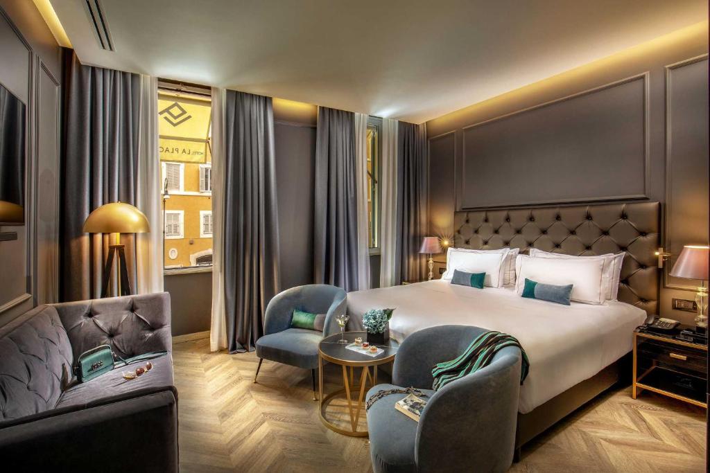 une chambre d'hôtel avec un lit, deux chaises et une table dans l'établissement Hotel La Place Roma, à Rome