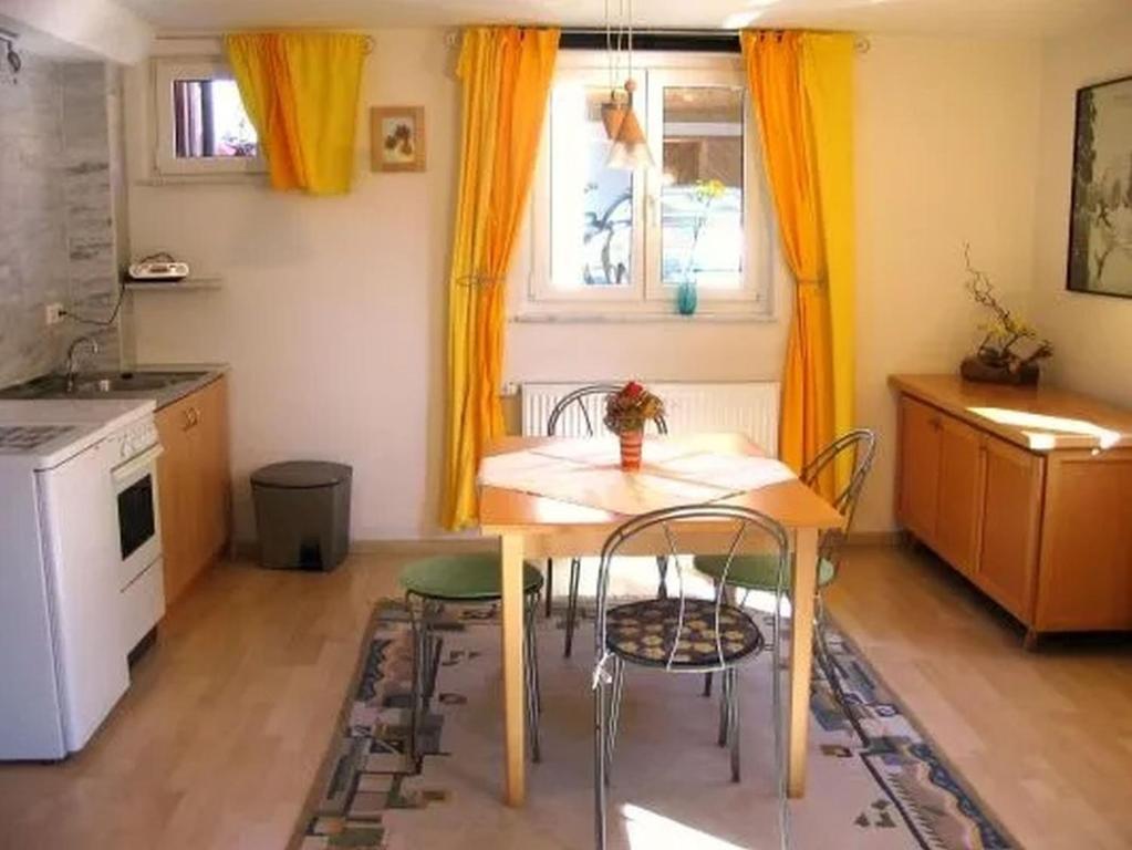 巴特塞京根的住宿－Haus am Apfelbaum，一间厨房,里面配有桌椅