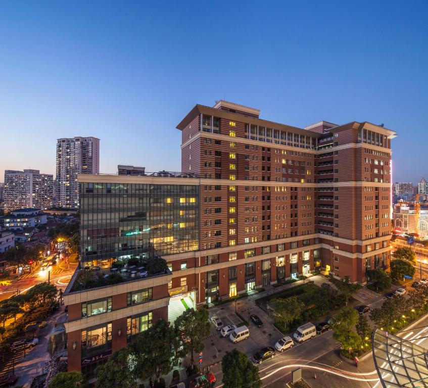 Green Court Residence City Center, Shanghai في شانغهاي: اطلالة علوية على مبنى كبير في مدينة