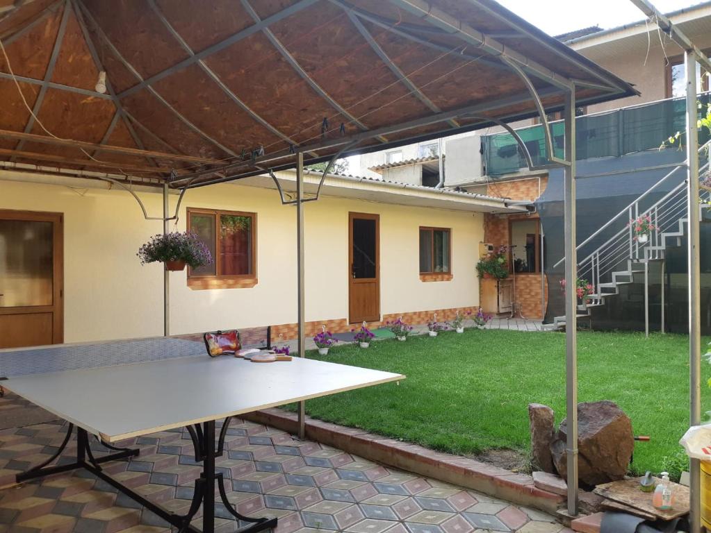 a table in the courtyard of a house at Casa Ala in Cahul