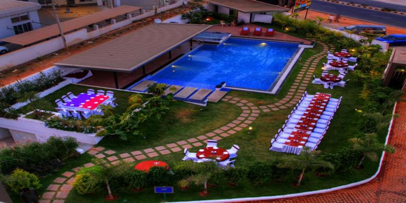 Bazén v ubytování Hotel Le Ruchi The Prince nebo v jeho okolí