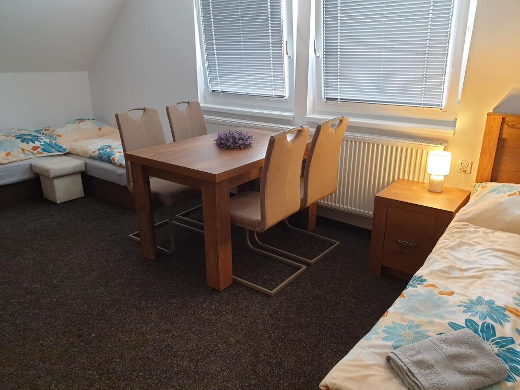 Postel nebo postele na pokoji v ubytování Ubytování ADR100 Adršpach