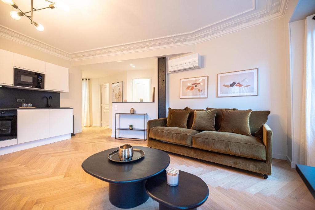 sala de estar con sofá y mesa en Luxury apartments in Paris Center, en París