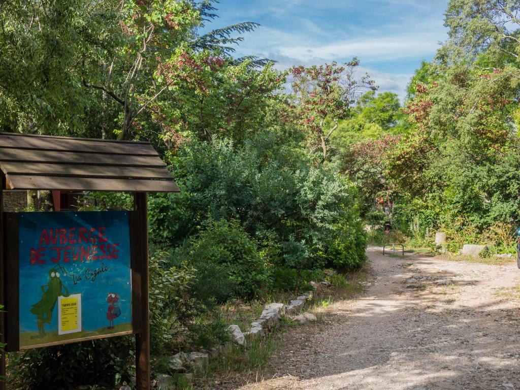 een teken aan het einde van een pad bij Auberge de Jeunesse HI Nîmes in Nîmes