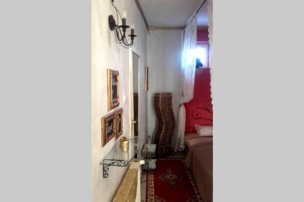 Posedenie v ubytovaní Romantic Studio Apartment in the heart of the city