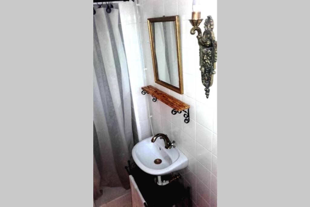 Kúpeľňa v ubytovaní Romantic Studio Apartment in the heart of the city
