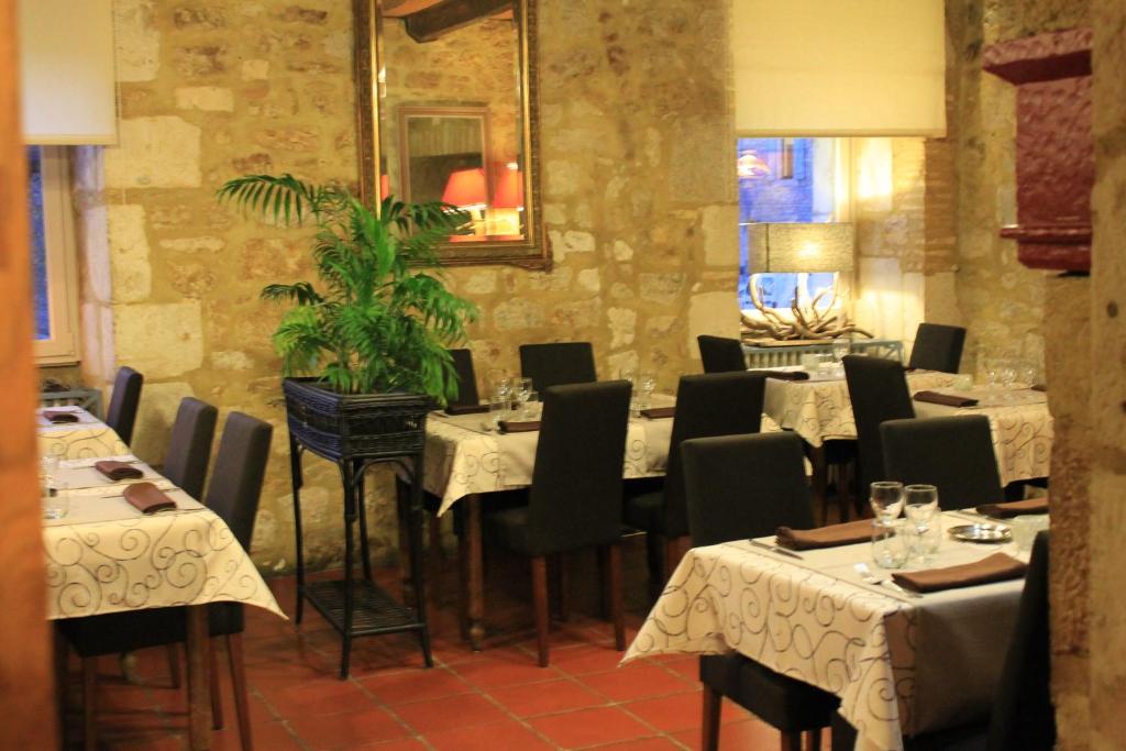 Ristorante o altro punto ristoro di Logis Hotels- Auberge de la Tour - Hôtel et restaurant