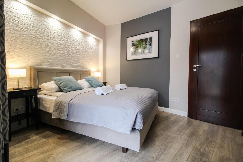 En eller flere senge i et værelse på Apartament City Center Premium - Luxury Standard