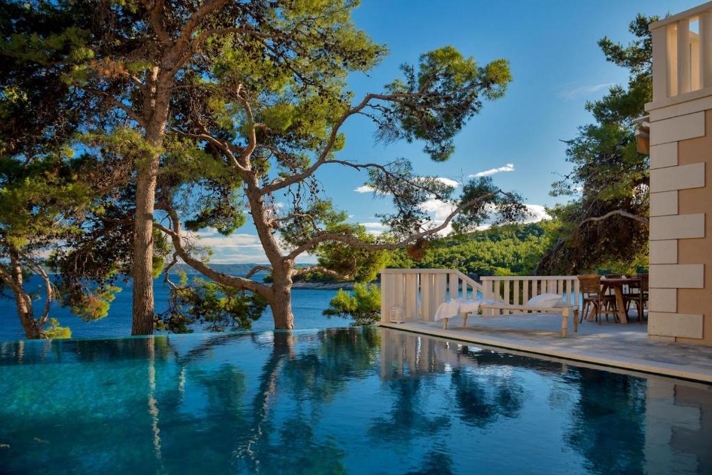 Kolam renang di atau dekat dengan Luxury Beachfront Villa Brac Bliss with private pool at the beach on Brac island - Sumartin