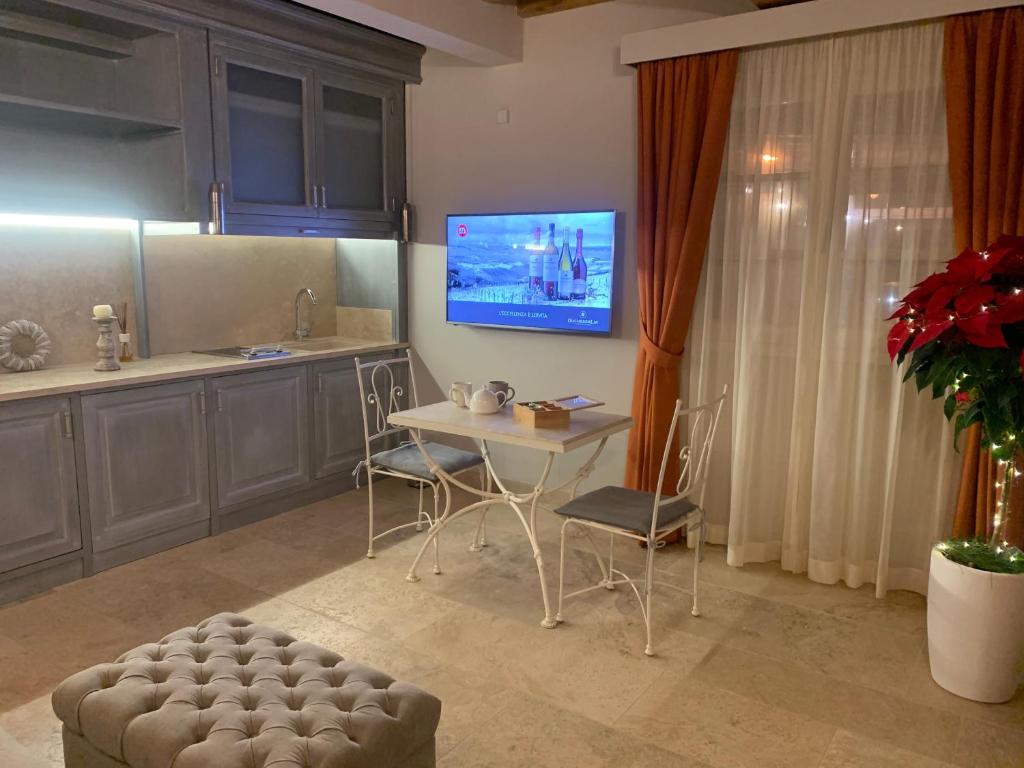 A television and/or entertainment centre at Relais dei Molini - Villa dei Molini