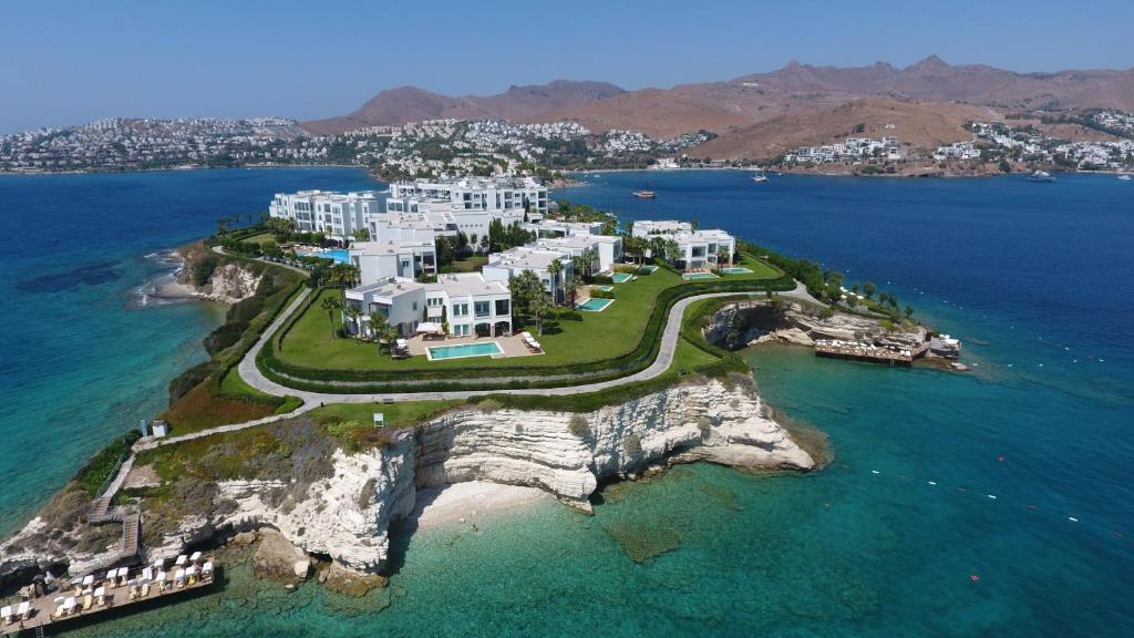 una vista aérea de una casa en una isla en el agua en Xanadu Island, en Akyarlar