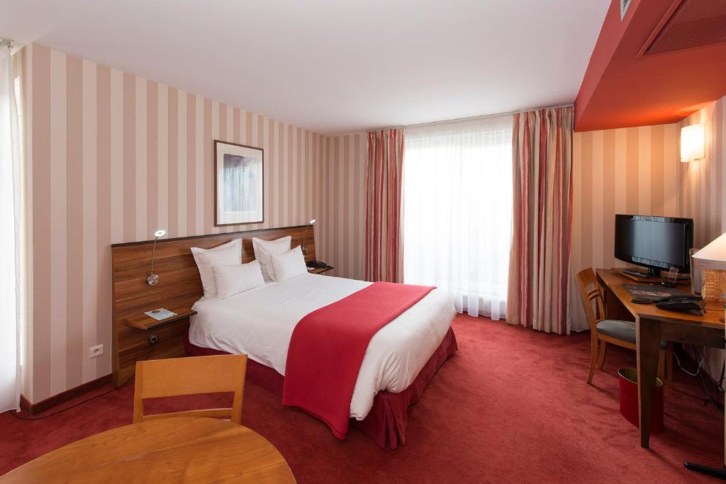 um quarto de hotel com uma cama e uma secretária em Le Jean-Sébastien Bach em Estrasburgo