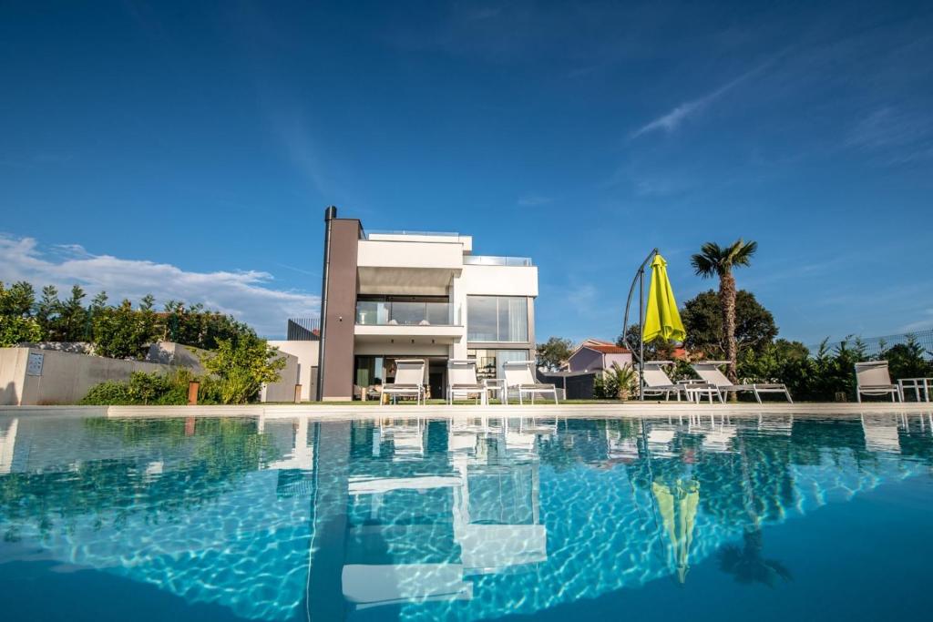 Bazén v ubytovaní Luxury Villa Deluxe Pula with private pool in Pula - Istria alebo v jeho blízkosti