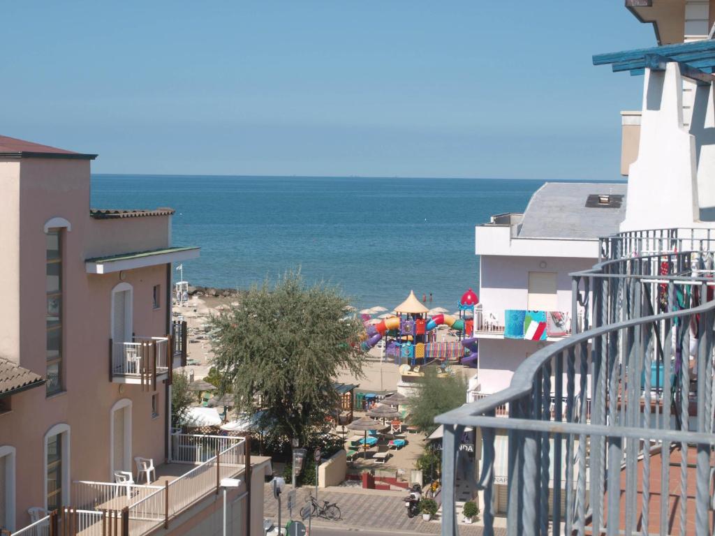 リミニにあるResidence Mediterraneoのビーチの景色を望むバルコニーが備わる客室です。