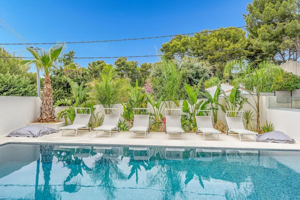 una piscina con tumbonas junto a una villa en Giovannina N2, en Cassis
