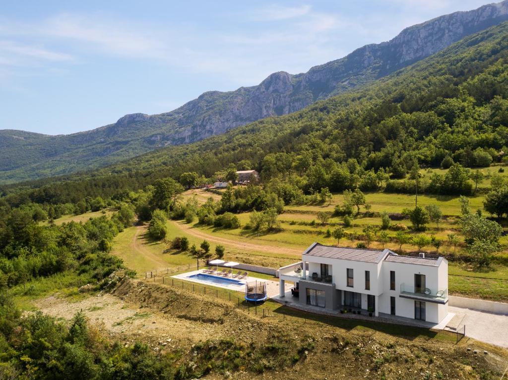 eine Luftansicht eines Hauses in den Bergen in der Unterkunft Villa Tramonto Kozljak in Kozljak