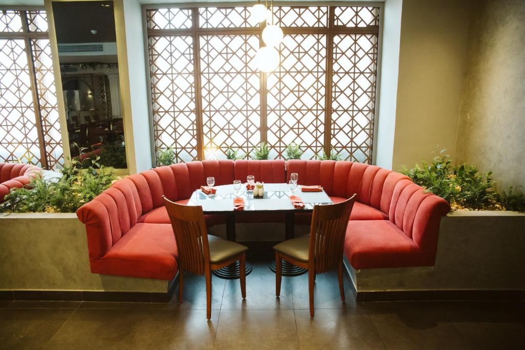 Posezení v ubytování Pyramisa Suites Hotel Cairo