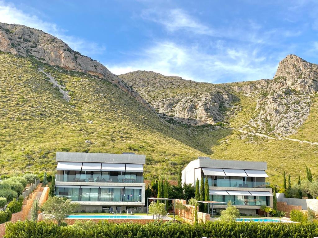 A general mountain view or a mountain view taken from A villát