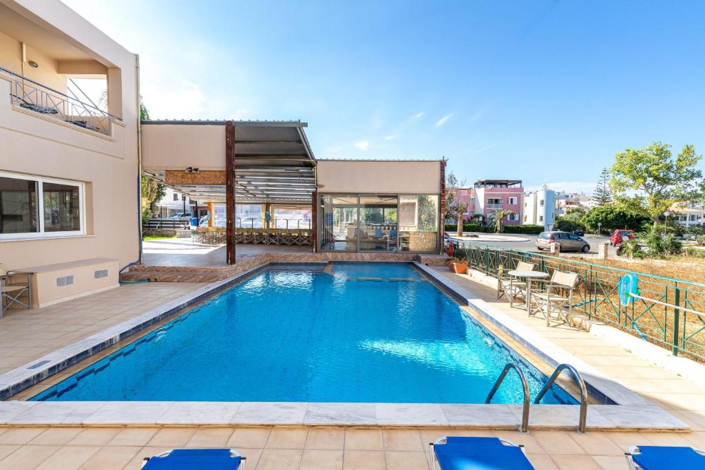 Bazén v ubytování Sun Beach Apartments nebo v jeho okolí