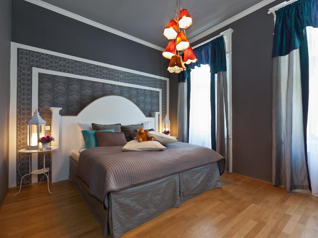 Un dormitorio con una cama con un osito de peluche. en Royal Prague City Apartments, en Praga