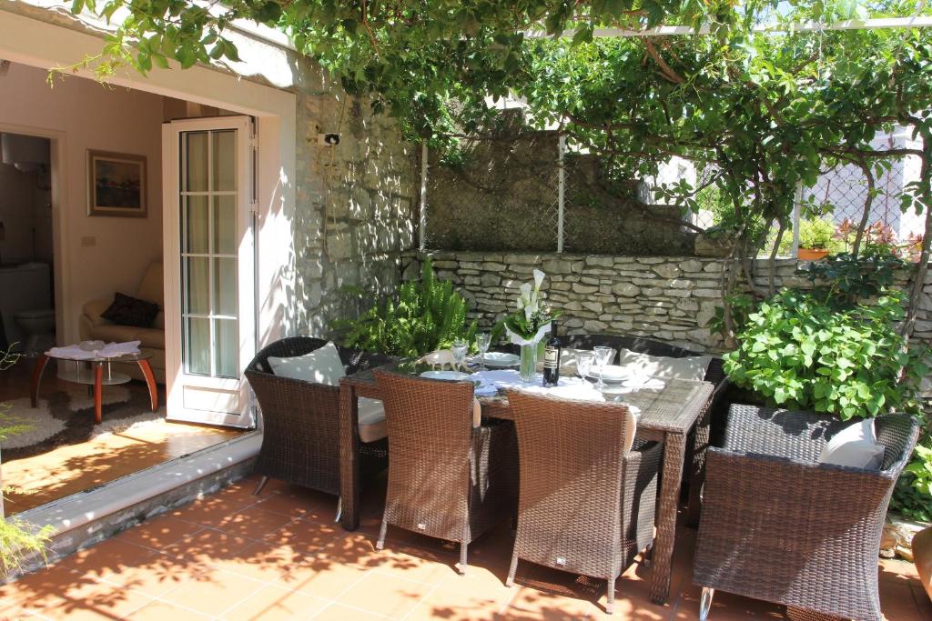 eine Terrasse mit einem Tisch und Stühlen im Hof in der Unterkunft Holiday House Granny Mary in Sutivan