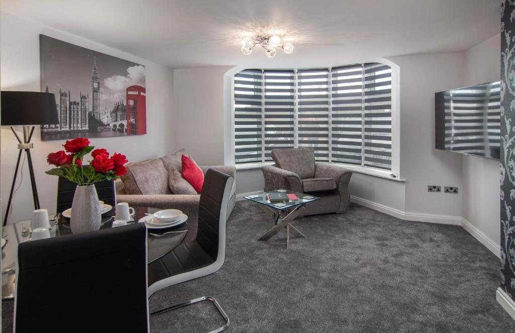 een woonkamer met een bank, stoelen en een tafel bij 2 Bedrooms Sleeps 7 Near Top Blackpool Attractions in Blackpool