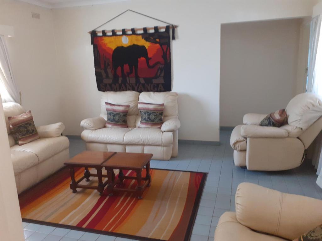 O zonă de relaxare la Beautiful 2-Bedroomed Guest Cottage in Harare