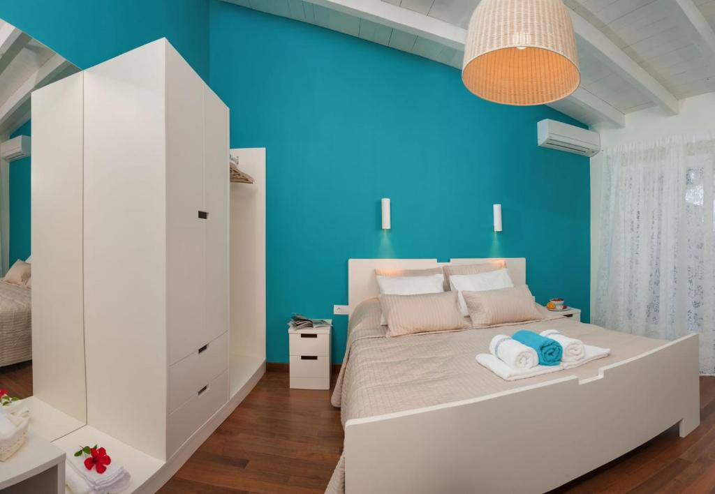 Posteľ alebo postele v izbe v ubytovaní Luxury Beachfront Villa Gracia Grande With Private Pool at the Beach in Orebic - Peljesac