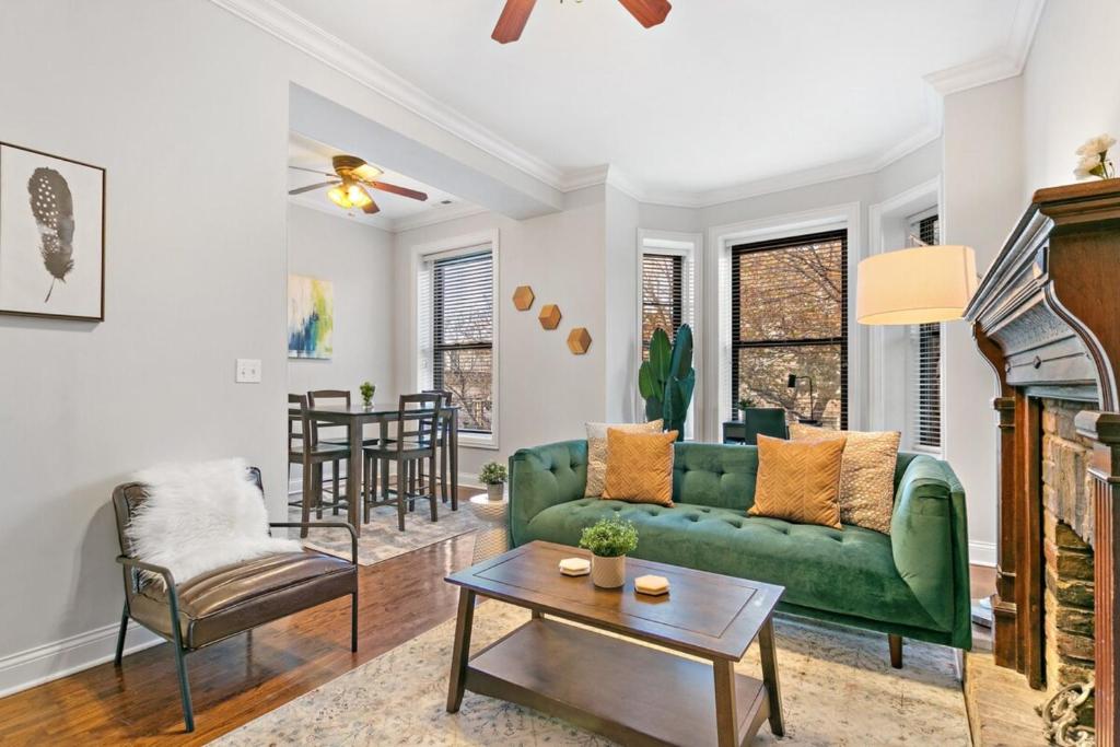 un soggiorno con divano verde e tavolo di 3BR Perfect Getaway Chicago Apartment - Newport 2 a Chicago