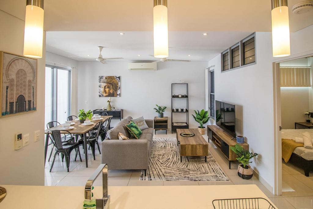 ein Wohnzimmer mit einem Sofa und einem Tisch in der Unterkunft ZEN CENTRAL CBD - Affordable 3-Bdrm Apt in the Heart of Darwin City in Darwin