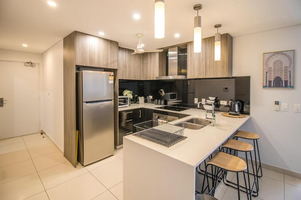 Kuchyň nebo kuchyňský kout v ubytování ZEN CENTRAL CBD - Affordable 3-Bdrm Apt in the Heart of Darwin City