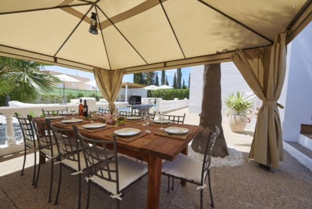 4 bedrooms villa with private pool and furnished terrace at ...