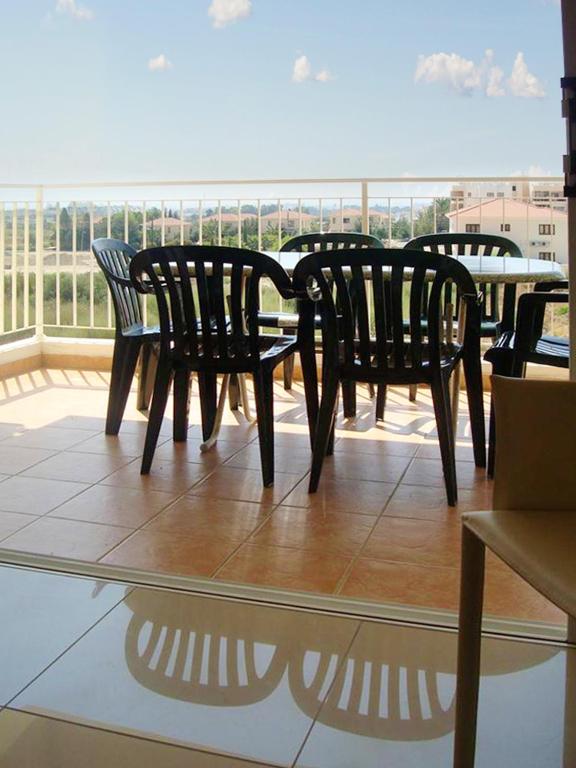 Balkón nebo terasa v ubytování Charming Apartment in Larnaca with Sea View – 73 m²