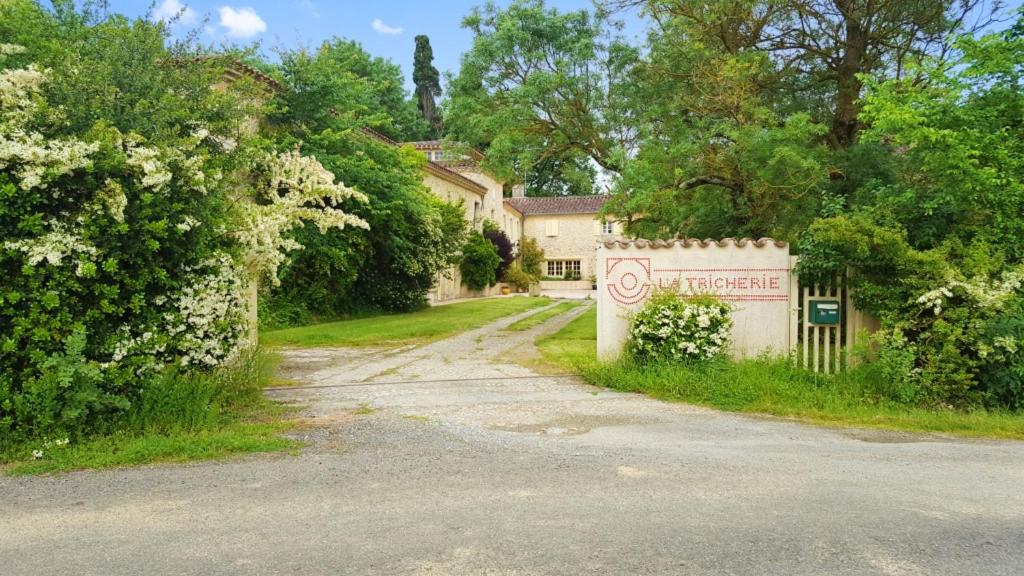 eine Straße, die zu einem Haus mit einem Zaun führt in der Unterkunft Villa de 4 chambres avec piscine privee jardin clos et wifi a Crastes in Crastes
