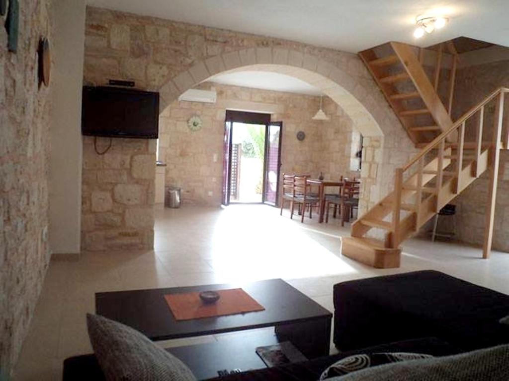 2 bedrooms house at Chersonissos 500 m away from the beach with furnished terrace and wifi