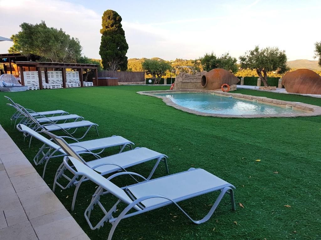 Bazén v ubytovaní Spacious villa in Can Trabal with private pool and jacuzzi 980 m² alebo v jeho blízkosti