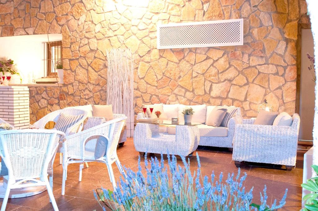 Posedenie v ubytovaní Spacious villa in Can Trabal with private pool and jacuzzi 980 m²